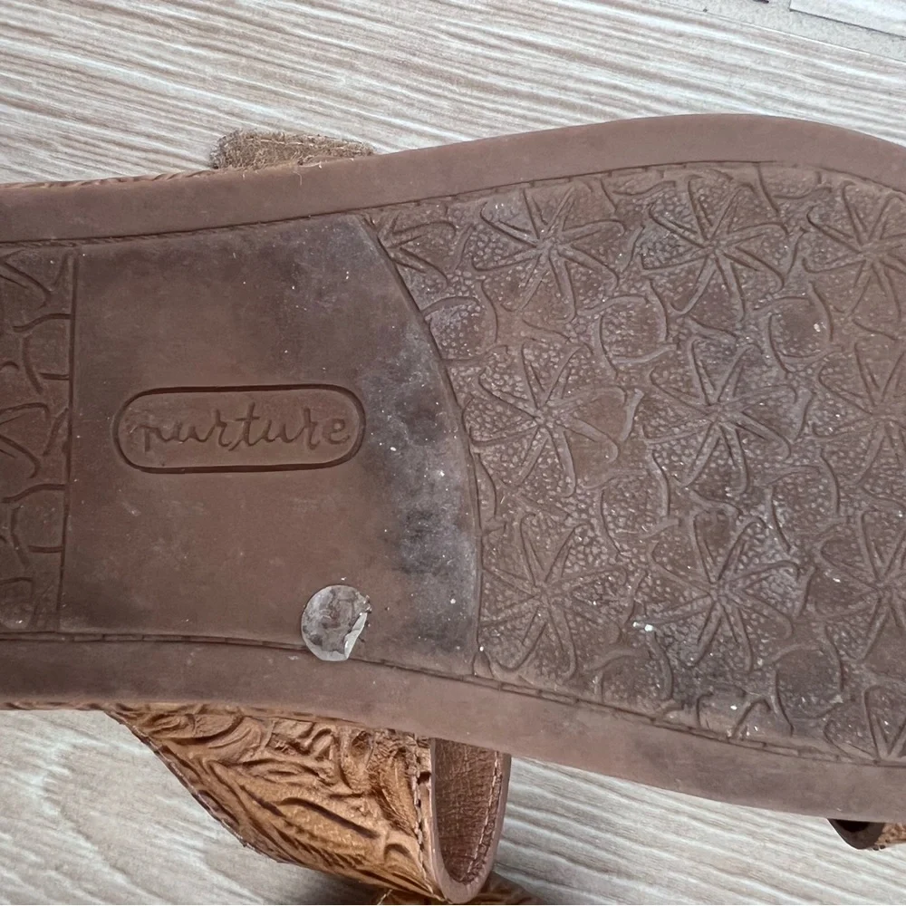 NUTURE Floral Embossed Tan Sandals SIZE 7
Adjustable - Picture 4 of 4